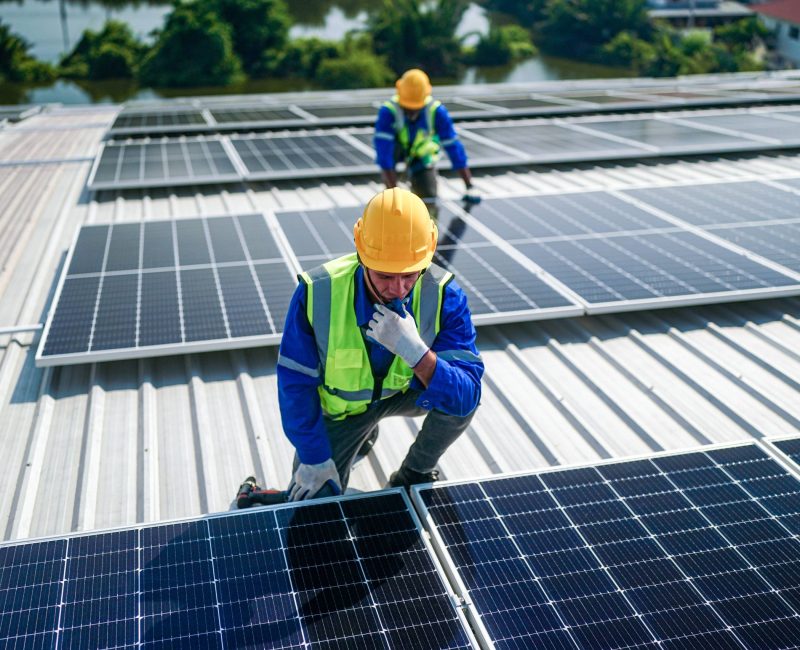 solar-panel-installer-installing-solar-panels-on-r-2023-11-27-05-15-51-utc